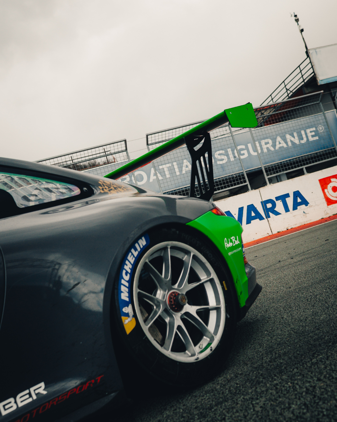 Porsche 911 GT3 Cup Rennwagen mit Heckflügel an der Rennstrecke