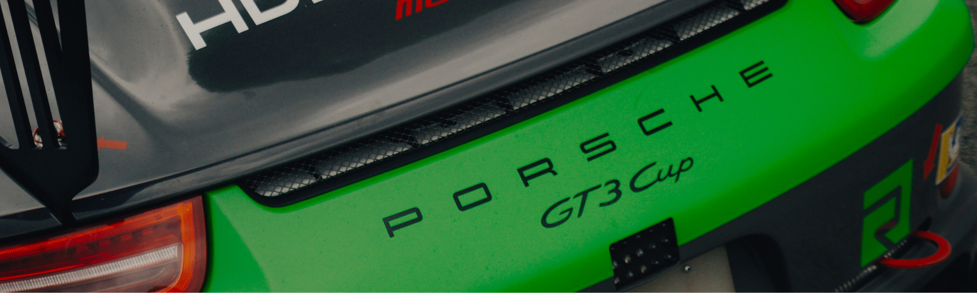 Heckansicht eines grünen Porsche 911 GT3 Cup Rennwagens
