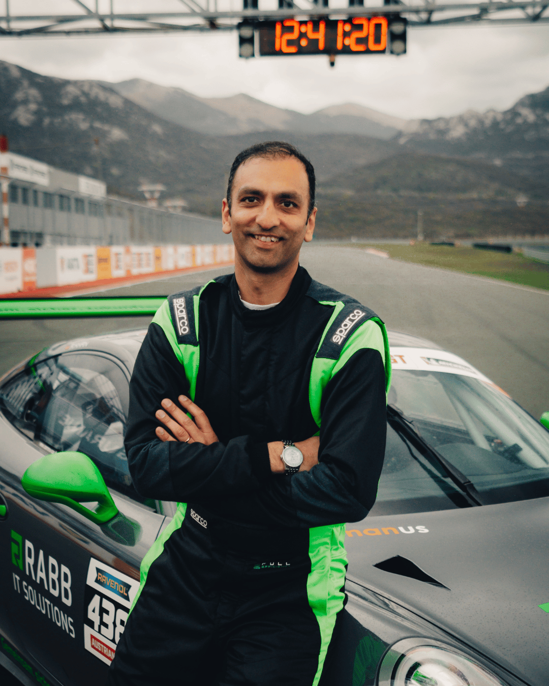 Rehan Khan vor einem Porsche 911 GT3 Cup von RABB Motors & Events