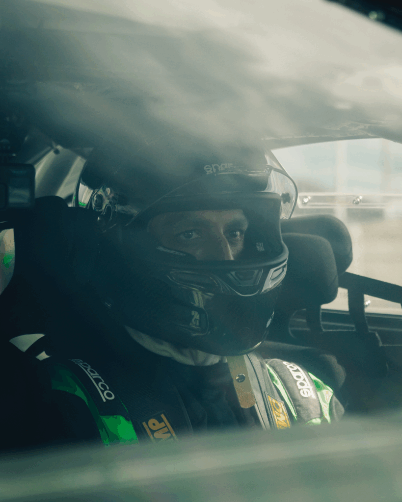 Rennfahrer mit Helm im Cockpit eines Rennwagens bei einer Renntaxi-Fahrt